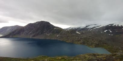 Temné modré jezero Djupvannet