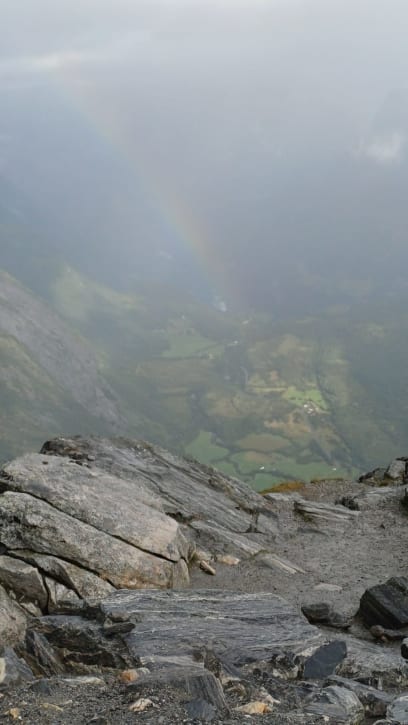 Ale díky dešti a pár paprskům slunce se podařil unikát: Geirengerfjord a jeho údolí s duhou!