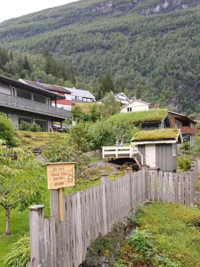 Cedulka Nekrmit zahradního trpaslíka 😅