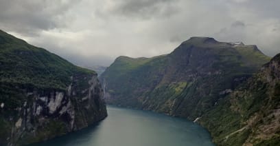 GEIRANGER ...městečko (ale to jsem nefotila, protože tam- poprvé v našem výletu - bylo moooc turistů!) a fjord...