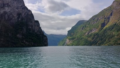 Pak jsme se všichni nalodili a následovala pěkná plavba po jednom rameni Geirenger fjordu...kupodivu za slunečného počasí