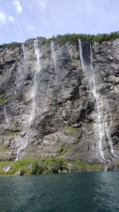 Vodopády Sedm sester ... a proti nim přes vodu jejich nápadník...žádná si ho ale nevzala, a tak se uchlastal...proto je uprostřed toho vodopádu při troše fantazie láhev od vodky!
