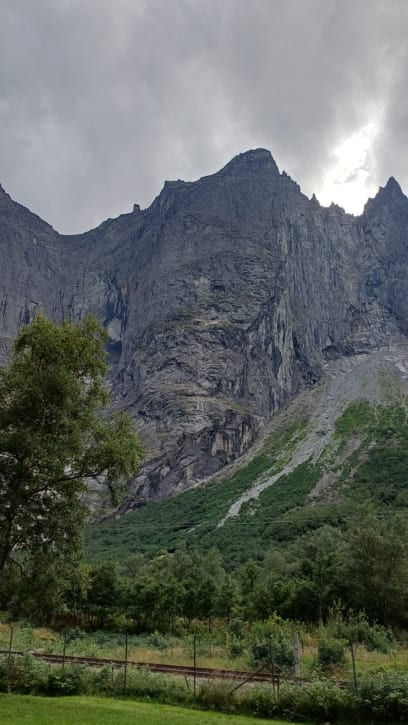 Z údolí Romsdalen jsme si prohlédli NEJVYŠŠÍ KOLMOU stěnu světa ...1000 m ... Trollveggen