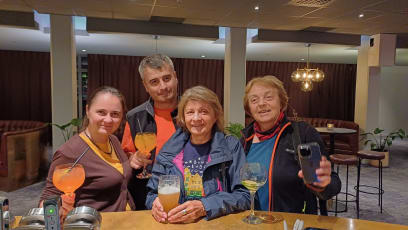 Včera jsme zakotvili v hotelu Clarion v Oslu, čímž se naše cesta zacyklila aneb "od můstku do můstku" (od Holmenkollen k Lilehamneru) a od Osla do Osla...večer byla ještě rozlúčka v baru...a už jsme na letišti
