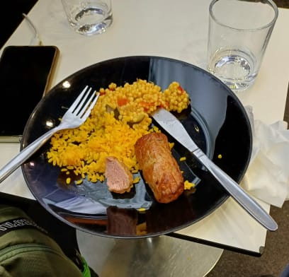 Poprvé letíme business class...mňooo...v longe v Praze je jídla a pití...gin, víno atd., dáváme to po troškách, ať nám zbyde v bříškách místo do letadla...