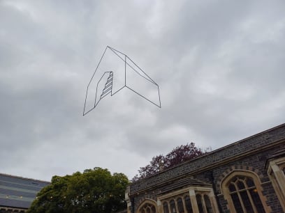 A to je jeden z těch zajímavých prvků...koukejte na nebe!