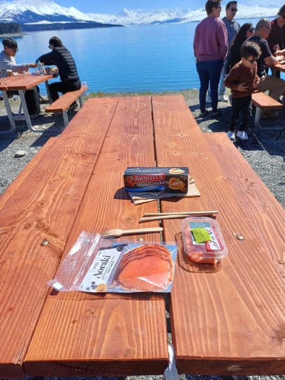 A největší atrakce tohoto mista: dnes uloveno, dnes se sní...zélandský místní losos v úpravě sašimi...ostatně tepelná úprava by byla pro tento chuťový zázrak ponižující