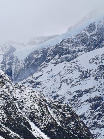 Ta světle modrá část je ledovec...a my pokračujeme horskou cestou stále obklopeni zasněženými vrcholky ...