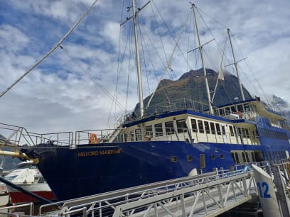 A nyní pár fotek z plavby.....loď veliká, ale nebylo nás na ní moc, takže jsme si to užili