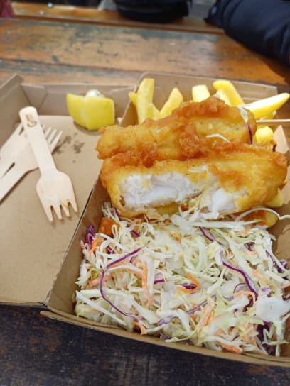 Je to opět velmi příjemné horské městečko na břehu jezera...a cílem byly údajně nejlepší fish&chips s coleslaw ..wow! Neskutečně dobré!