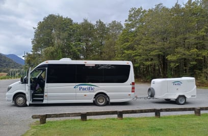 To je náš busík s přívěsem na kufry