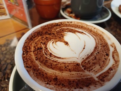 Po lívancových skalách samozřejmě snídaně lívance...bohužel tak moc jsem na ně měla chuť, že jsem je nevyfotila...tak aspoň popis: vybrala jsem si kombinaci opečené slanina, pečené banány, javorový sirup a šlehacka...a k tomu umějí nazdobit horkou čokoládu jako cappucino