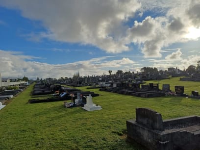 Zajímavost: hřbitovy jsou neoplocené, uprostřed zelené louky