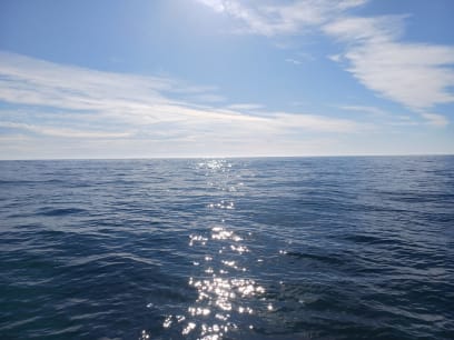 Svítí slunce, ale hodně to hází.. jedeme přes 30 uzlů a hloubka pod námi kolem 1200m