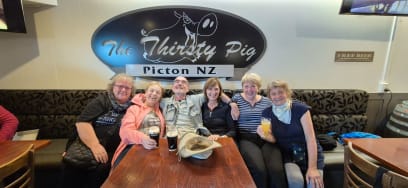 Večer jsme se ubytovali v hotelu Broadway v městečku Picton...šly jsme na procházku a pak našly část skupiny v téměř anglické hospodě...Guiness, Kilkeny a tak...jmenovalo se to U žíznivého prasete a byla to zjevně nejoblíbenější místní hospoda