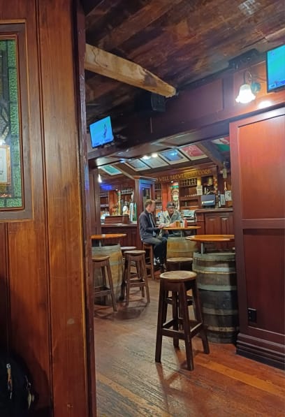 A večeře v Irish pub...obrovské, se dvěma postaršími bezva muzikanty, atmosféra jak má v hospodě být...a to jídlo!!!