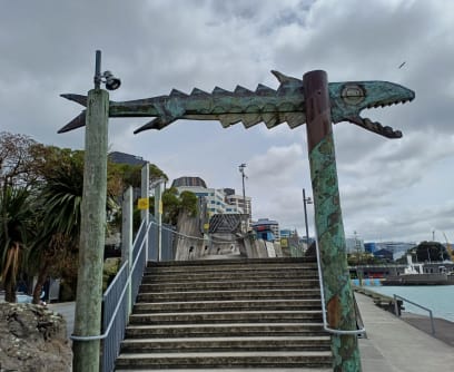 Pak ještě procházka po Wellingtonu...nejenže je nejjižnější hlavní město světa, ale také největrnější...to je pravda! Jsou tu rozmístěny různé artefakty, které mě baví, jak jsem už psala..