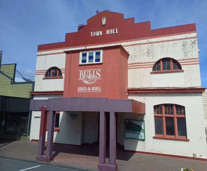 Městečko Bulls...obyvatelé tolik milují název svého městečka, že jsou tu zásadně Bull streets a také Bullice (čili Policie) ... a bejci všude možně