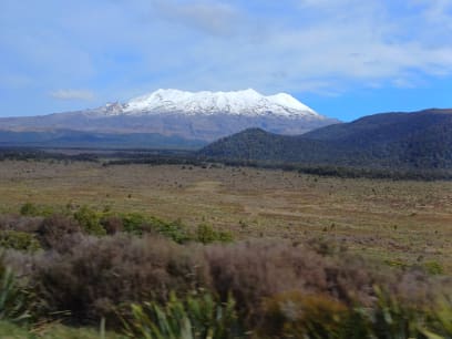 Podvečerní trek, trošku delší, až do západu slunce...nádherné...nejprve pod sopkami, pak k vodopádu a zpět podél zurčící řeky deštným pralesem