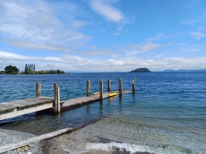 Velmi příjemné, se spoustou maorských artefaktů a street art ...krásná procházka při jezeře