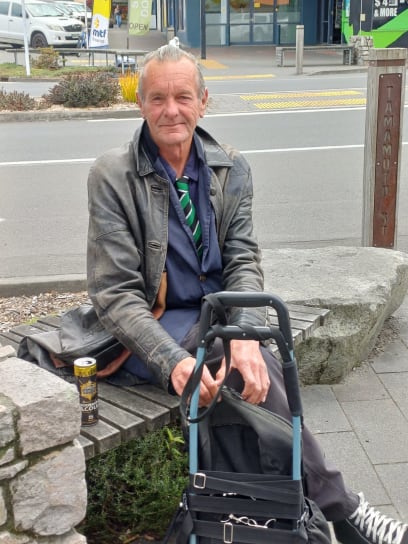 A tento pán není bezdomovec, ale povídal, že zatímco jeho paní vaří oběd, on chodí pouštět kachnám hudbu...a při tom jsem ho viděla...fotila jsem ho až později