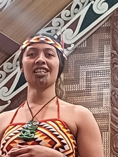 Všimněte si tetování na bradě..mnoho maorských žen to má...starých i mladých...