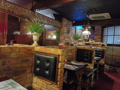 Večeře se skvělým vínem Merkot ze soukromého vinařství Villa Maria v ikonické hospodě Lord Nelson...a dobrou noc!