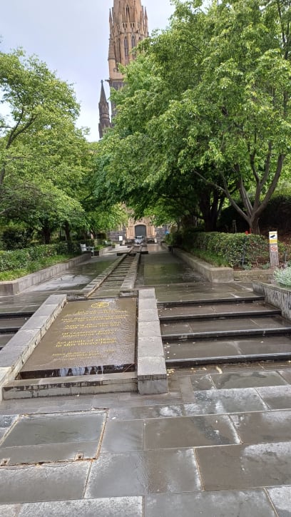 Celodenní zkoumání Melbourne...má velkoměstý duch...a mě stále fascinujíkontrasty starého s novým...kolem poledne trochu pršelo, ale k večeru už svítilo slunce ...je tu skvělá atmosféra..