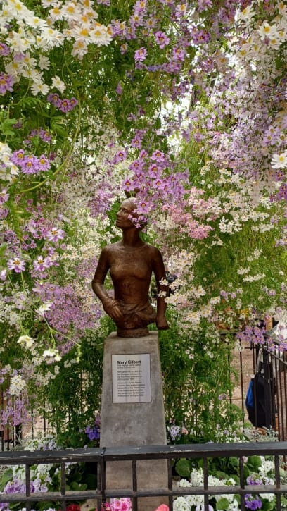 Viktoriánské sklemík Mary Gilbert...první osadnice...v hlavním parku ...takové aranžmá květin jsem ještě neviděla ...jakoby jednoduché a přitom tak působivé ..a ta vůně!