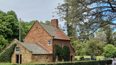 Do parku byl také cihla po cihle přestěhován z Anglie domek rodičů kpt. JAMESE COOKA...hodně je tu uznáván!