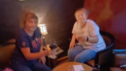 Báječný bar s příjemnou jazzovou hudbou...gay obsluha příjemná a na úrovni...tak dobrý Shiraz jsem nepila už dlouho