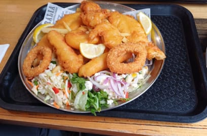 Mám pocit, že jsem zatím nikdy v životě nesnědla tolik smažené ho jídla jako během této dovolené...když ale ty úplně čerstvé ryby a mušle a chobotnice v super testíčku a dokonce i ty fries tady jsou taaaak dobré! Je fajn, že je k tomu i salát s výbornou zásuvkou