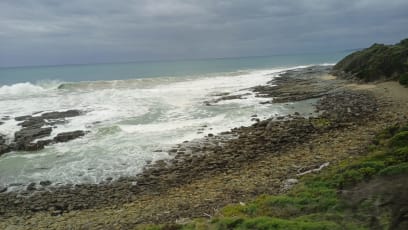 Slunce zalezlo, ale neprší a aspoň to pobřeží působí krásně dramaticky!