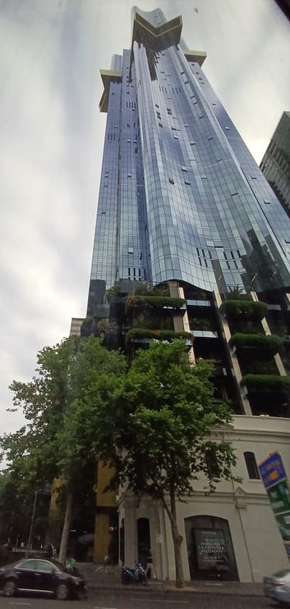 Je fascinující projíždět přímo pod mrakodrapy, jako myslím úplně pod nimi...zvláštní pocit