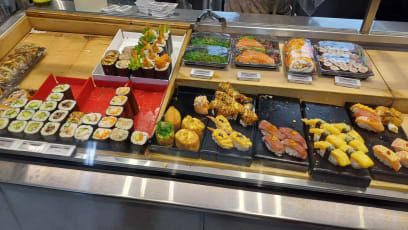 Večer jsme se zas vypravily na procházku do Chinatown a okolí...už nějakou dobu tady máme "partičku" cca 5-6 ... a večeřeli jsme sushi, jaké u nás neznáme ...navíc je fajn,že si můžeš vybrat z pultu po kusech a k tomu dají samozřejmě wasabi, rybí omáčku a nakládaný zázvor...a balí to nejen do nori, ale i do jakési tenké smažené kapsičky...no báječné!!! Bohužel jsem nabídku vyfotila až při odchodu a to už bylo skoro snědeno