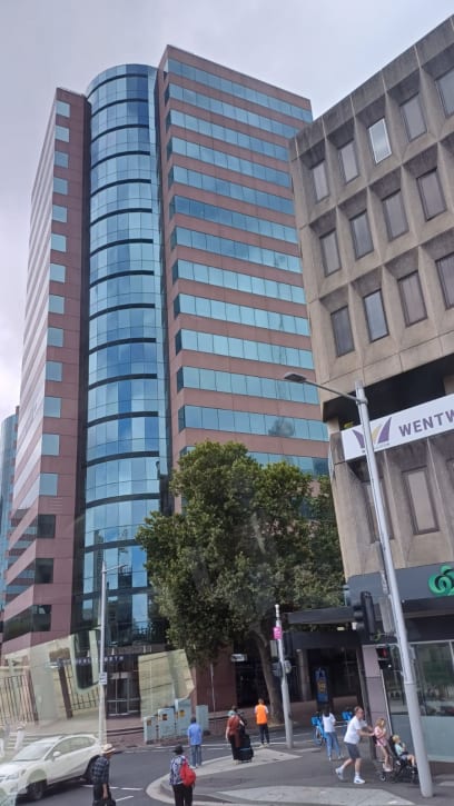 Oooo...přistáli jsme v SYDNEY...hlavní město Nového Jižního Walesu a největší v Austrálii...založil je kpt. Philippe, který na místo objevené kpt. Cookem přivezl v 11 lodích trestance a tak bylo založeno město... Sydney spojuje nejmodernější vybavení s přírodou v podobě městské zeleně ( kravaťáci holt obědvají na trávě!)... Každoročně se umísťuje mezi TOP 10 městy světa (ovšem to i Praha a Vídeň ) Jasně, že City je "Mrakodrapov," ale jsou tu staré budovy typu "New Orleans"