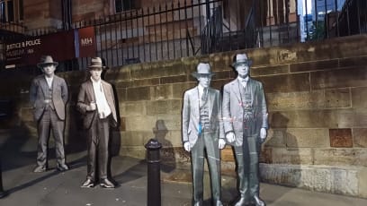 Před muzeem policie