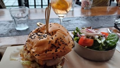 Hmmmm, burger s krokoďýlem a koktejly z Moët-Chandôm....mňam!