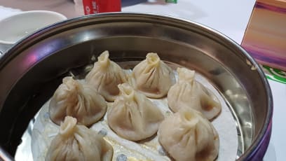 V podvečer nás Bus vyklopil u zastávky MHD typu Ferry boat, a měli jsme ještě 40 minut na lodi v částech řeky, kterou jsme ještě neznali...jsou to obytné čtvrti s nádhernými vilami- moderní architektura a ač je musí vlastnit milionáři, jsou velmi vkusné Pak jsme si už jen zašly na zmrzlinu (chodíme každý den ...mají úžasné chutě, např. já měla Smetanovo medovou s velkými kusy černé čokolády a kousky medové plástve)...a večer pak ještě vyrazily s pár ženskými na večeři do Chinatown...oni vaří taaaak dobře ...a já konečně ochutnala v páře vařené ručně dělané knedlíčky s masem ...a před spaním do krásně omšelé Harry's Pub...