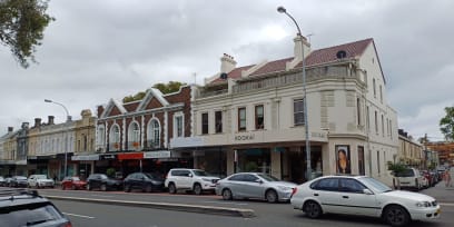 Dnes je odpočinkový den: účastníci zájezdu se scvrkli na polovinu, protože, ti, kteří se přidali v Austrálii, odjeli na pokračování zájezdu "Austrálie Letecky" a zbylo nás tu asi 12, kteří jsme měli Zéland a 7 dní v AUS...průvodce jel s nimi, tak my si děláme, co chceme.. Ráno snídaně v jedné hospůdce na bulváru, kde si objednáte a snídáte venku pozorujíc cvrkot...takových podniků otevřených jen na snídaně je tu hodně a snídají takto kravaťáci i dělníci ... Pak jsme si zajely do čtvrti Paddington, kde jsou staré malé viktoriánské domečky...a butiky se zbožím, jehož ceny by nikdo nahlas nevyslovil 😃....