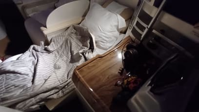 Jako další vymoženost business class beru to, že v business lounge jsou nádherné kabiny se sprchami, obrovskými osuškami...a i v letadle jsou tělová mléka, voňavky, zubní kartáčky a pasty, hřebeny ...o pyžamech, bačkorách atd. ani nemluvě...zvláště když cestujeme přes noc, je to parádní