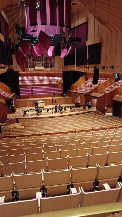 Další zajímavost: v Sydney Opera House jsou 2 hlavní sály a 3 menší (drama atd.)...my byly v Joan Saunders Theatre pro operu a balet nazvaném podle australské nejslavnější sopranistky, největší je ale Concert Hall