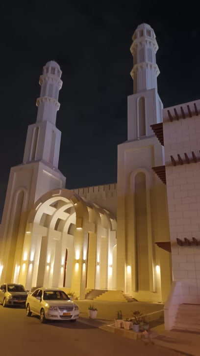 Moderní mešita… je tu čistá bílá architektura, což je vize Sultána… a kdo by chtěl batevnou budovu, musí požádat a inteligentně to zdůvodnit (viděly jsme tudíž modrou Ikeu)