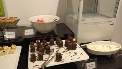 Jídlo zatím mišmaš, ale dobryyyy… dal, curry, místní bramborový salát, zapečená ryba atd., atd… a ty čoko dortíky-mňam!