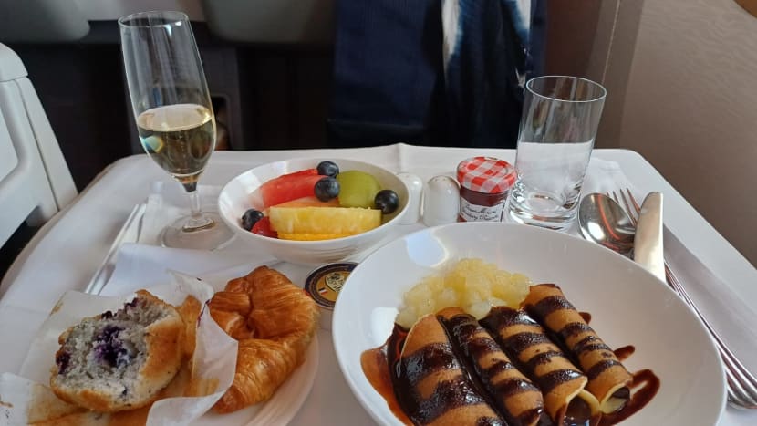 Ty Emirates mají úžasný catering ...I parťačky v economy jsou pořádně napapané..a my s Dášou jsme si vybraly sladkou snídani a šampaňské