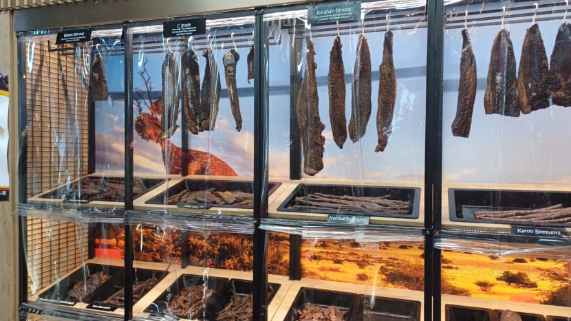 Nakoupili jsme si k večernímu vínu mistni specialitu BILTONG ...sušené maso a klobásky...šťavnaté, dobře okořeněné a lehce sežvýkatelné...máme hovězí, pštrosí a aniltilopy kudu a stringbock...