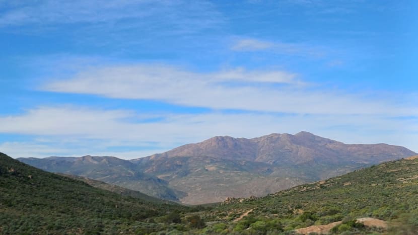 Polykáme kilometry a jsme asi 300km od řeky Orange v Namibii, kde máme dnes nocleh...pustina kolem je docela malebná