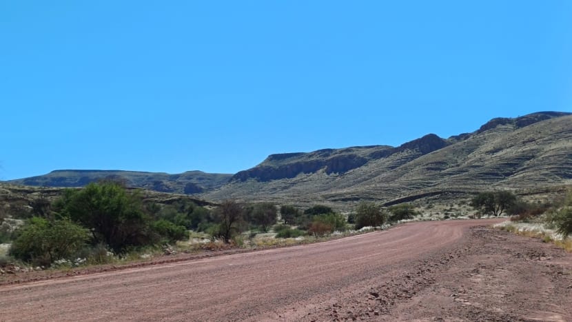 Projíždíme tzv. magickým údolím...nepotkáváme ani jedno auto, ani člověka, ani zvíře, nejsou slyšet ptáci...a...není tu signál 🤩