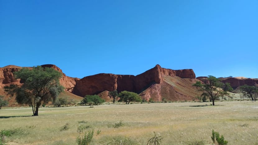 Právě jsme dojeli do Gofwana Desert Lodge...krásné místo pod rudým dunami