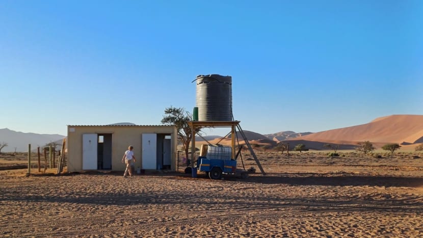 WC v dunách...čisté!... jelikož tu není vodovodní řad, vodu vám nalejou do nádržky a vy si spláchnete a pak vám na ruce nalejou mýdlovou vodu a pak si ruce opláchnete v kyslíku s čistou vodou